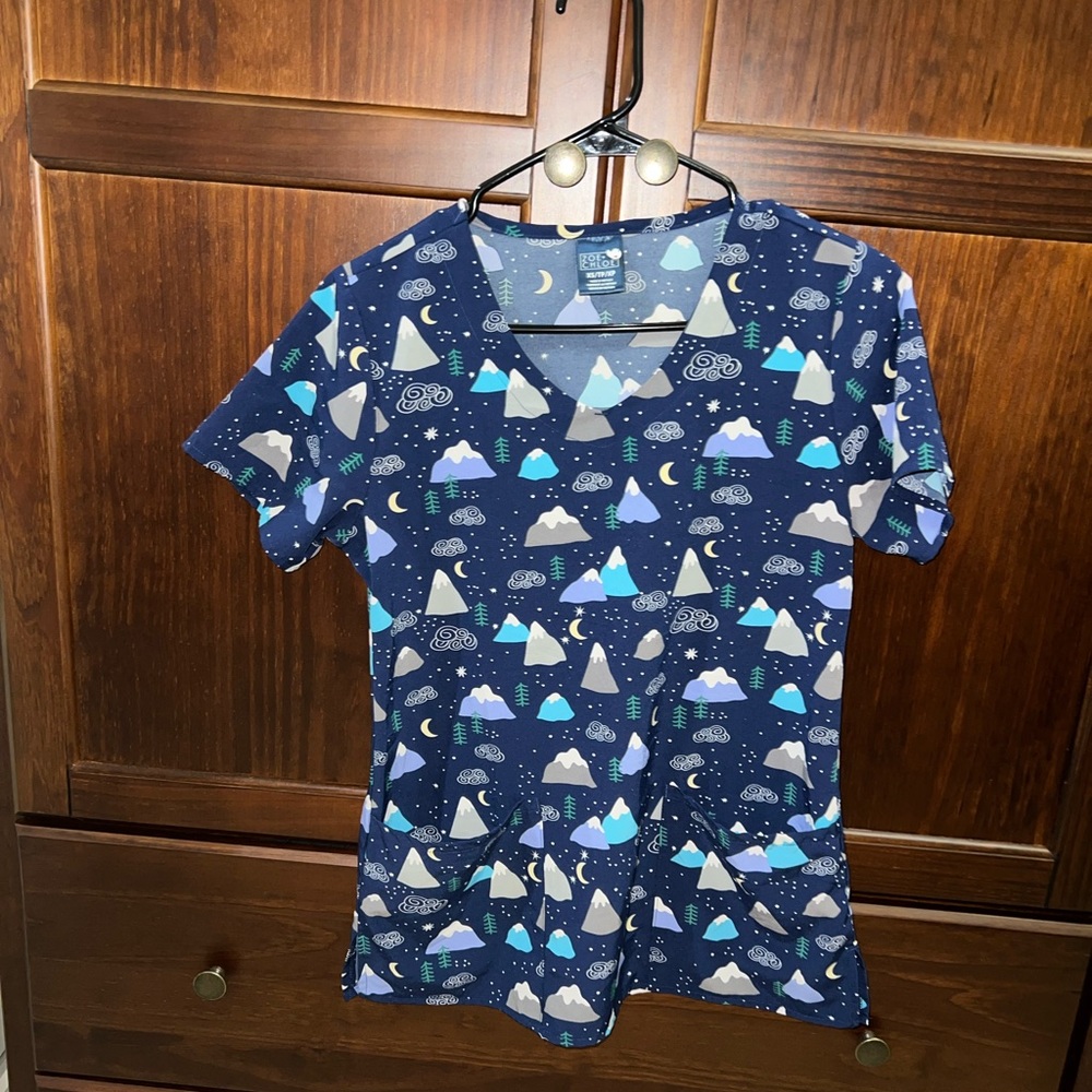 Zoe + Chloe Snow Caps winter blue mountain Curved V-neck Print Scrub Top